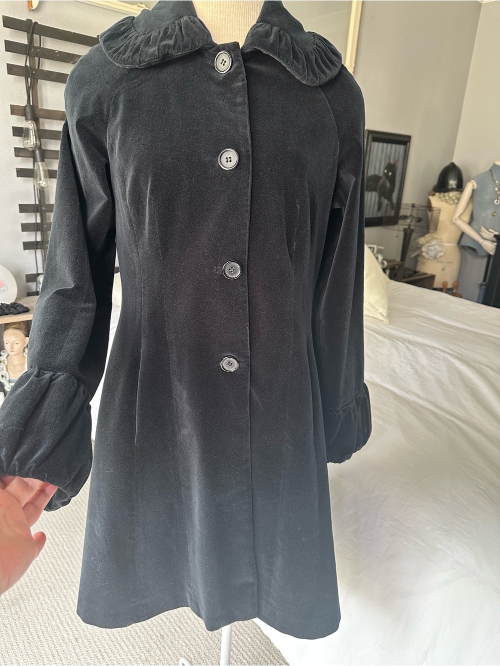 Odille (Anthropologie) velvet coat with ruffled collar and cuffs, size 8 - Picture 4 of 17